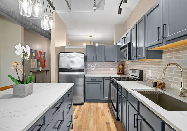 Homes for sale in Chicago, IL | 3260 N Clark St, Chicago, IL 60657