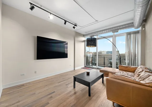 Homes for sale in Chicago, IL | 3260 N Clark St, Chicago, IL 60657