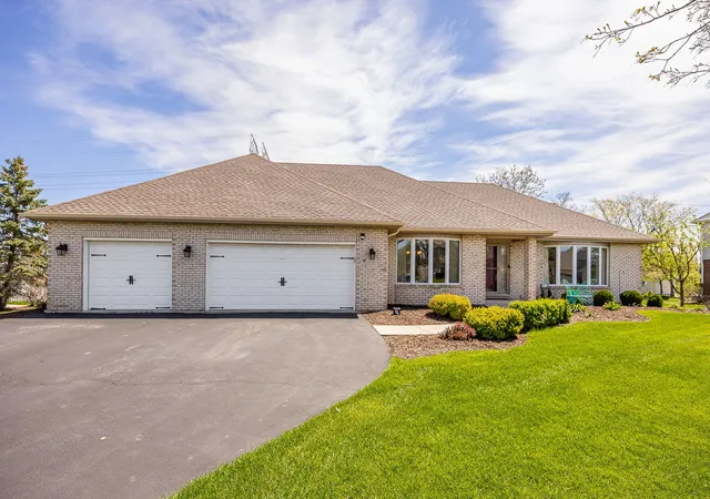 Homes for sale in Lemont, IL | 13201 Meadow Hill Ln, Lemont, IL 60439 | MLS# 12652382