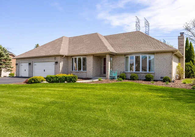 Homes for sale in Lemont, IL | 13201 Meadow Hill Ln, Lemont, IL 60439 | MLS# 12652382
