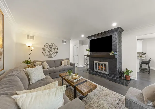 5th image of 648 S Main St, Naperville, IL 60540 | MLS# 12652829