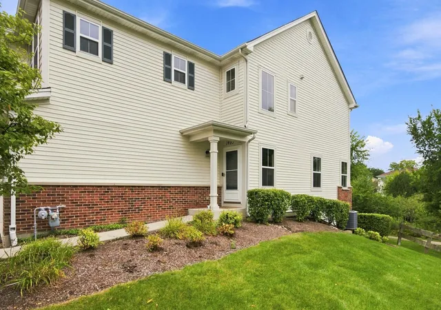 Photo 2 of Townhouse for sale at 1493 Yosemite Cir, Crystal Lake, IL 60014 | MLS# 12652861 | Listing updated on 2026-09-16