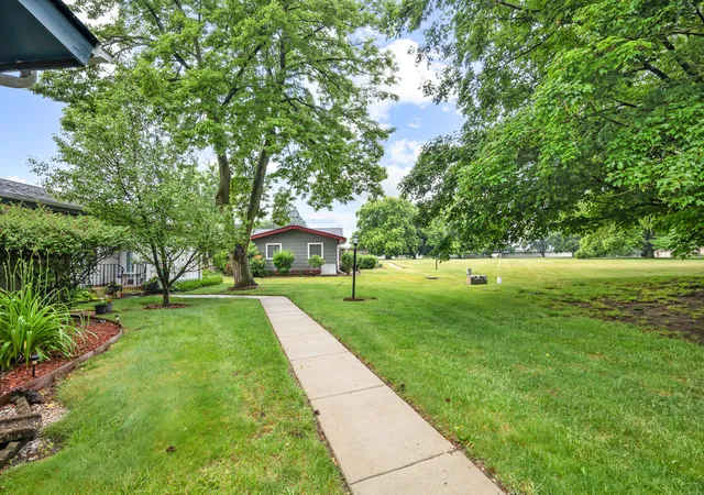 Homes for sale in Mc Henry, IL | 907 Royal Dr #3b, Mc Henry, IL 60050 | MLS# 12653019