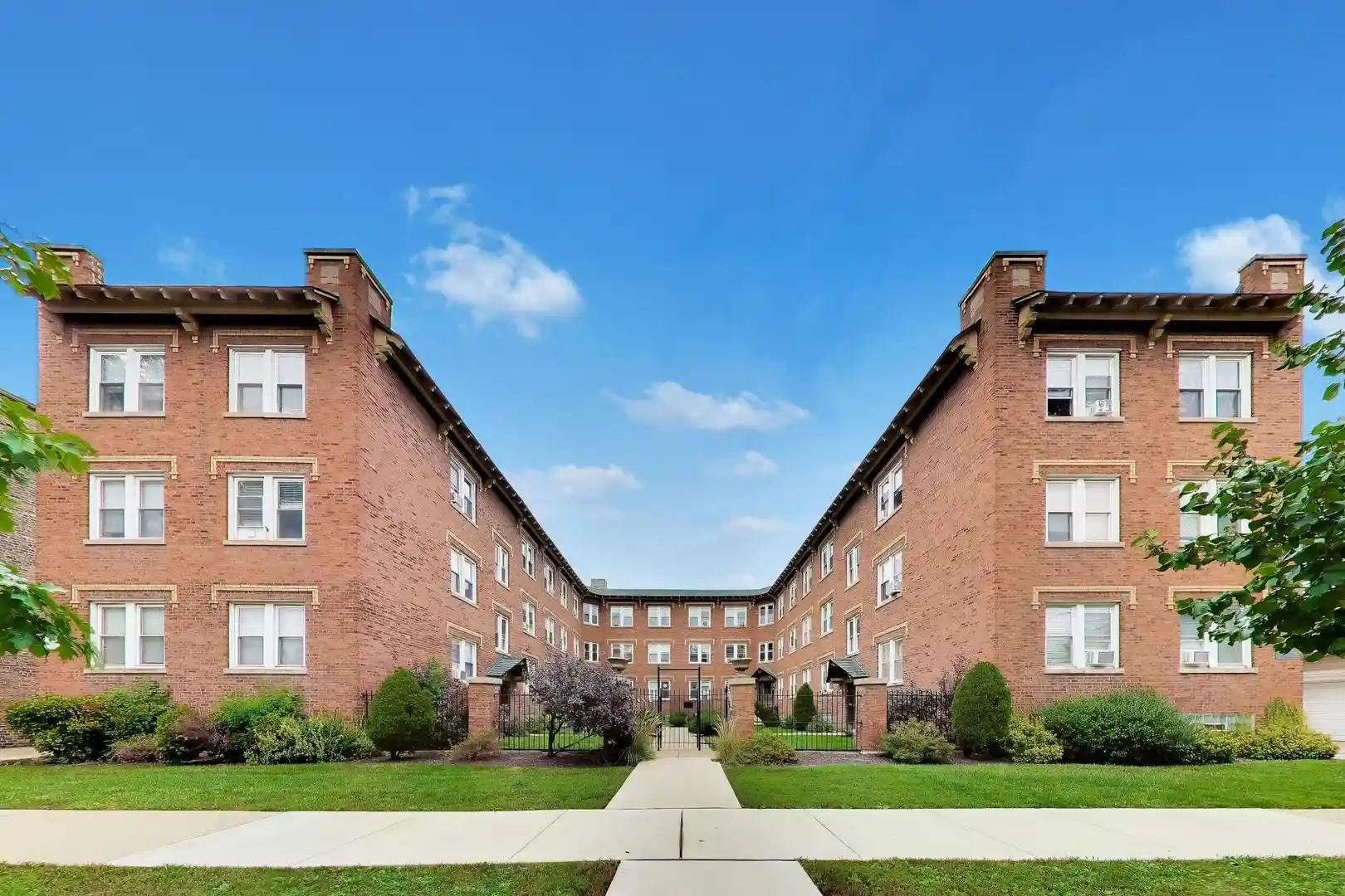 Listing Photo 1 - Condo for sale in 4822 W Hutchinson St located at 4822 W Hutchinson St, Chicago, IL 60641 - Unit #9B