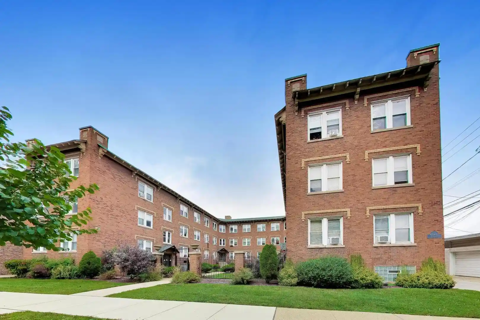 Listing Photo 2 - Condo for sale in 4822 W Hutchinson St located at 4822 W Hutchinson St, Chicago, IL 60641 - Unit #9B
