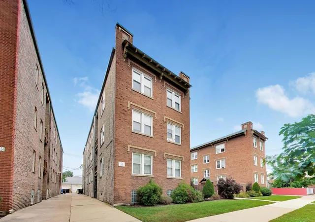 Listing Photo 3 - Condo for sale in building located at 4822 W Hutchinson St, Chicago, IL 60641 - Unit #9B