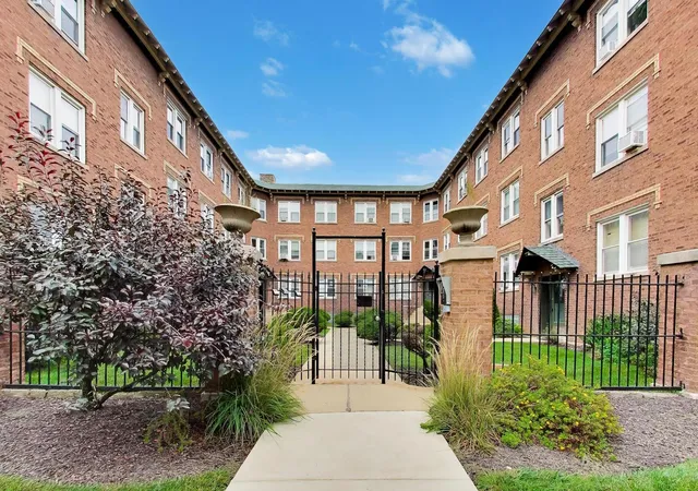 Listing Photo 4 - Condo for sale in building located at 4822 W Hutchinson St, Chicago, IL 60641 - Unit #9B