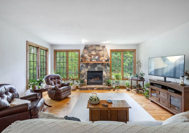 Photo 3 of Single family home for sale at 2391 Newburg Rd, Belvidere, IL 61008 | MLS# 12653410 | Listing updated on 2026-10-07