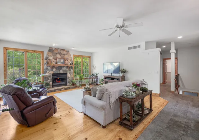 Photo 4 of Single family home for sale at 2391 Newburg Rd, Belvidere, IL 61008 | MLS# 12653410 | Listing updated on 2026-10-07