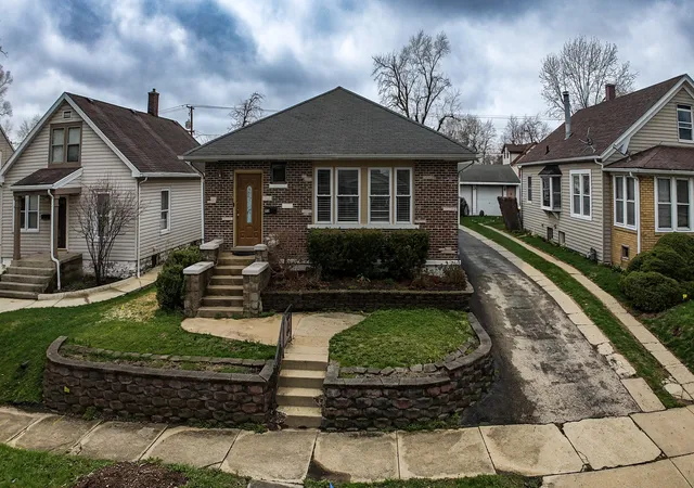 3rd image of 913 Oakland Ave, Joliet, IL 60435 | MLS# 12653662
