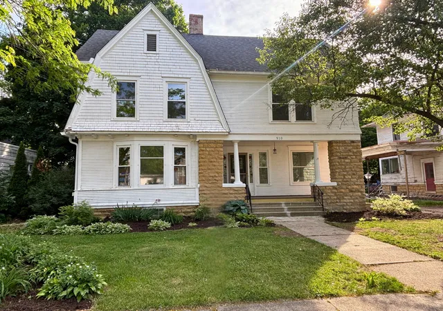 Photo 2 of Single family home for sale at 910 N State St, Belvidere, IL 61008 | MLS# 12653666 | Listing updated on 2026-09-22