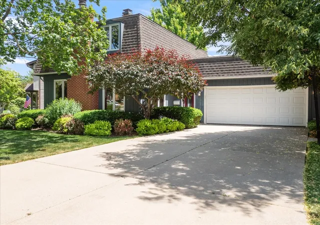 Homes for sale in Mundelein, IL | 805 Nw Holcomb Dr, Mundelein, IL 60060 | MLS# 12653747