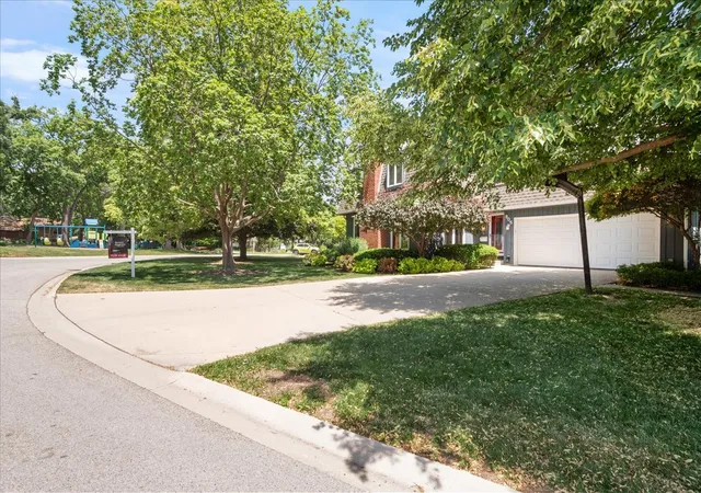 Homes for sale in Mundelein, IL | 805 Nw Holcomb Dr, Mundelein, IL 60060 | MLS# 12653747