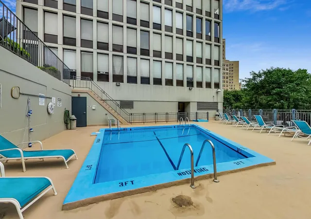 Homes for sale in Chicago, IL | 444 W Fullerton Parkway, Chicago, IL 60614 | Houzeo