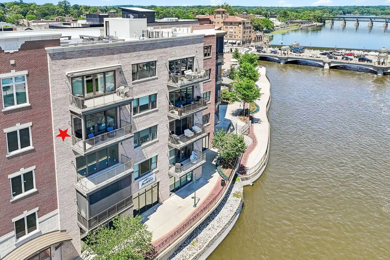 Listing Photo 2 - Condo for sale in 10 W Illinois St located at 10 W Illinois St, St. Charles, IL 60174 - Unit #4B