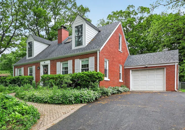 2nd image of 14 Walnut Rd, Glen Ellyn, IL 60137 | MLS# 12653942