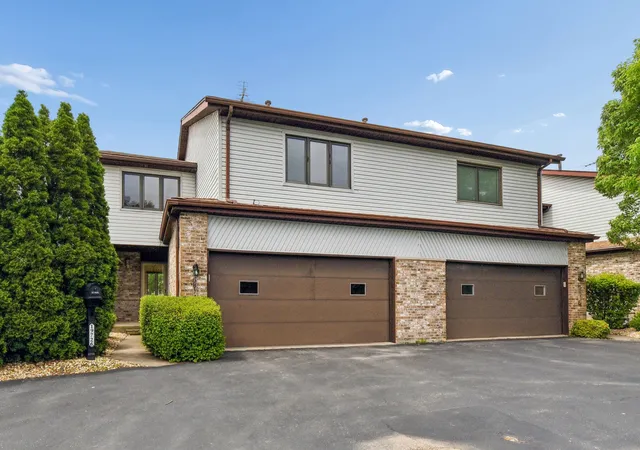 Photo 2 of Townhouse for sale at 19726 Lake Shore Dr Ct, Lynwood, IL 60411 | MLS# 12654674 | Listing updated on 2026-09-07