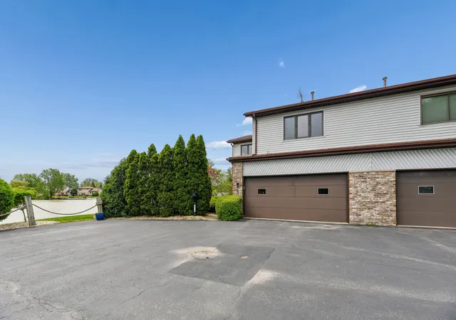 Photo 3 of Townhouse for sale at 19726 Lake Shore Dr Ct, Lynwood, IL 60411 | MLS# 12654674 | Listing updated on 2026-09-07