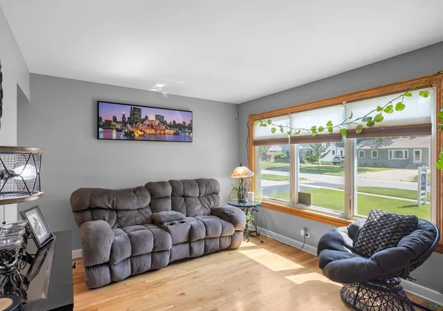 3rd image of 218 N Marion Ave, Bartlett, IL 60103 | MLS# 12655041