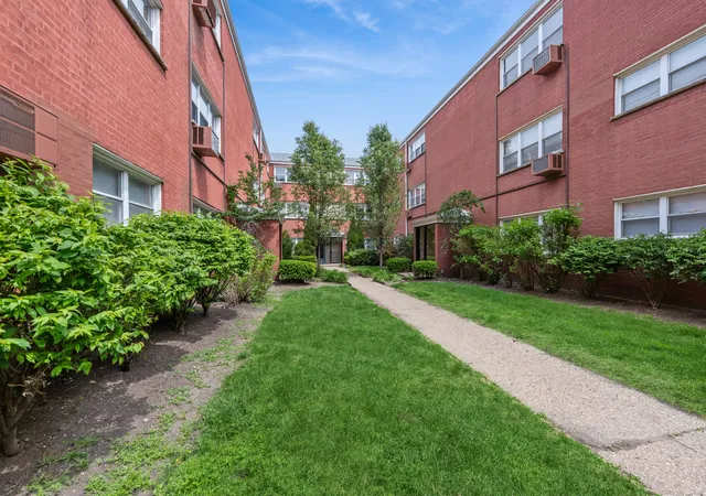 Homes for sale in Chicago, IL | 6969 N Ashland Boulevard, Chicago, IL 60626 | Houzeo