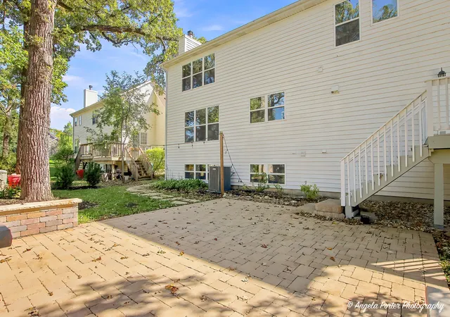 Photo 3 of Single family home for sale at 606 Barberry Trl, Fox River Grove, IL 60021 | MLS# 12655212 | Listing updated on 2026-10-09