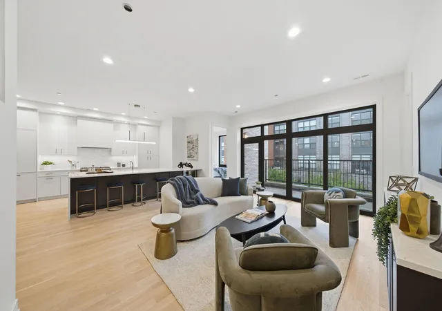 Listing Photo 2 - Condo for sale in building located at 2481 N Milwaukee Ave, Chicago, IL 60647 - Unit #202