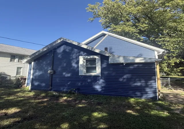 Photo 3 of Single family home for sale at 2518 5th Avenue, Moline, IL 61265 | MLS# 12655299 | Listing updated on 2026-10-07