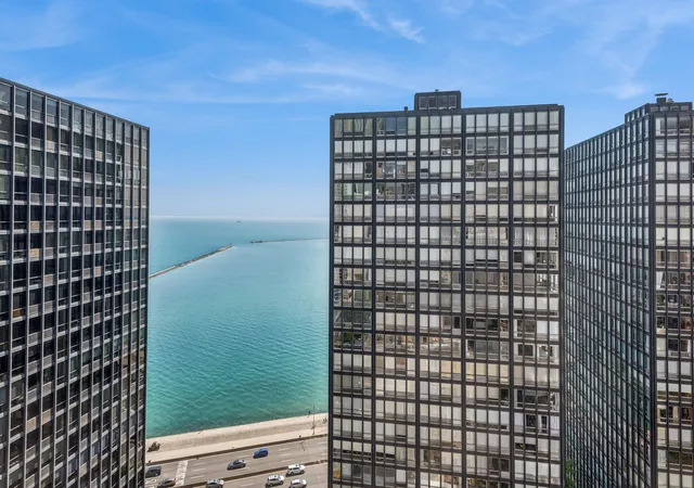2nd image of 253 E Delaware Pl, Chicago, IL 60611