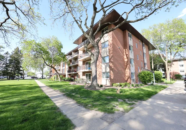 Listing Photo 4 - Condo for sale in building located at 2230 S Goebbert Rd, Arlington Heights, IL 60005 - Unit #139