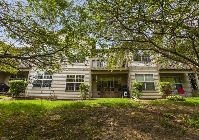 Homes for sale in Round Lake Beach, IL | 928 N Village Drive, Round Lake Beach, IL 60073 | Houzeo