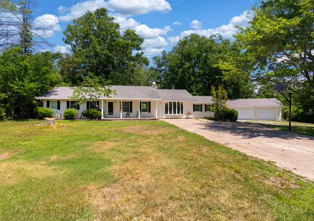 Homes for sale in Carbondale, IL | 137 Peachtree Ln, Carbondale, IL 62902 | MLS# 12655885