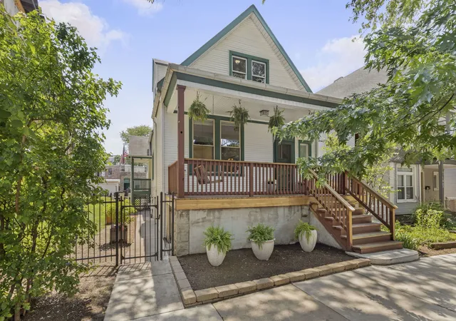 Homes for sale in Chicago, IL | 1819 W Cornelia Ave, Chicago, IL 60657 | MLS# 12656155