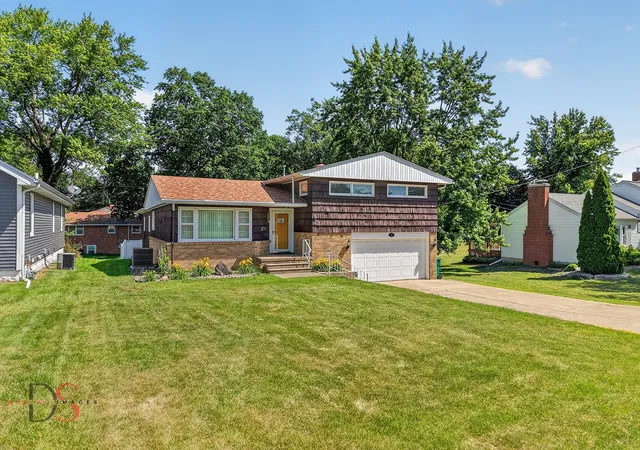 Homes for sale in Streator, IL | 416 W Bluff St, Streator, IL 61364 | MLS# 12656798