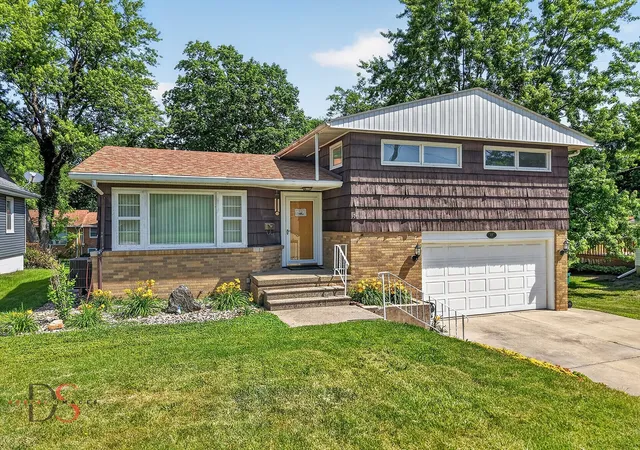 Homes for sale in Streator, IL | 416 W Bluff St, Streator, IL 61364 | MLS# 12656798