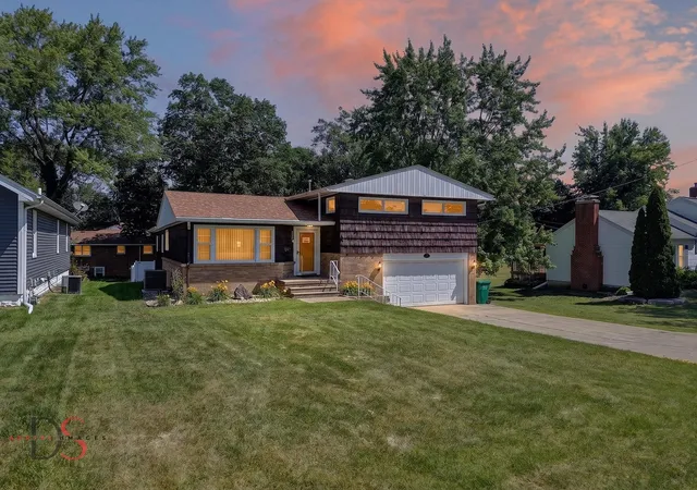 Homes for sale in Streator, IL | 416 W Bluff St, Streator, IL 61364 | MLS# 12656798