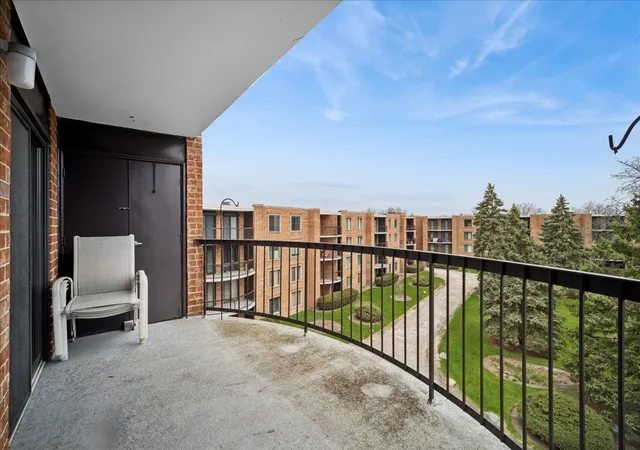 Homes for sale in Arlington Heights, IL | 1515 E Central Road, Arlington Heights, IL 60005 | Houzeo