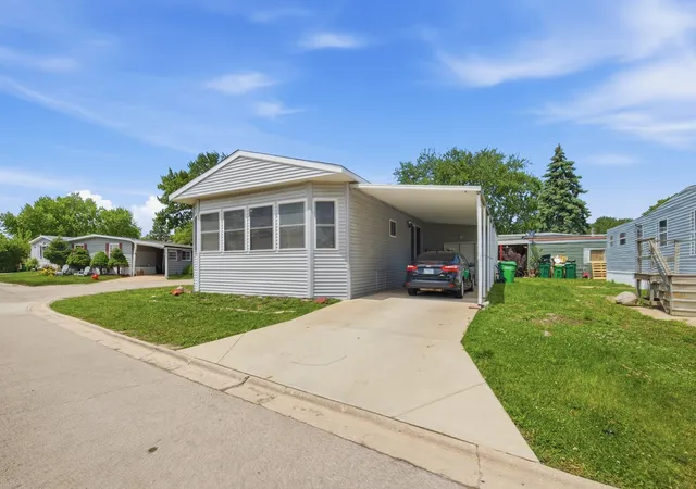 Photo 2 of Manufactured home for sale at 165 Hansom Dr, Wheeling, IL 60090 | MLS# 12656986 | Listing updated on 2026-09-22