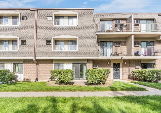 2nd image of 154 E Bailey Rd, Naperville, IL 60565
