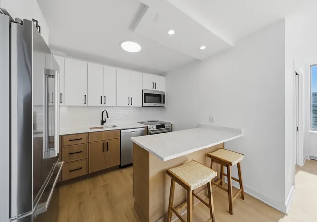Homes for sale in Chicago, IL | 1355 N Sandburg Ter #2801, Chicago, IL 60610 | MLS# 12657336