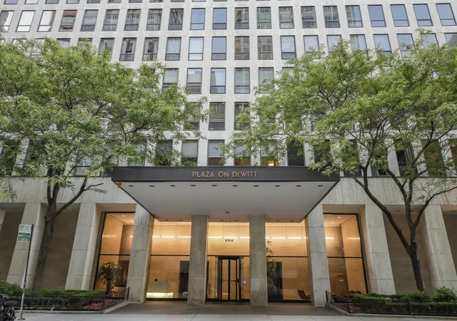 3rd image of 260 E Chestnut St, Chicago, IL 60611
