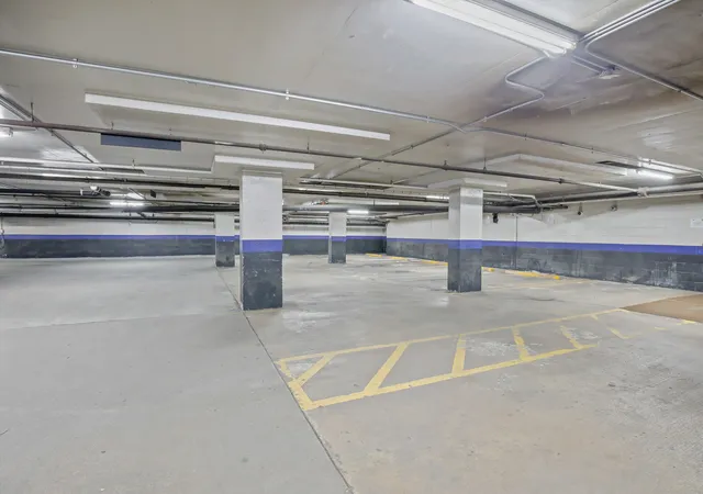 2nd image of 260 E Chestnut St, Chicago, IL 60611