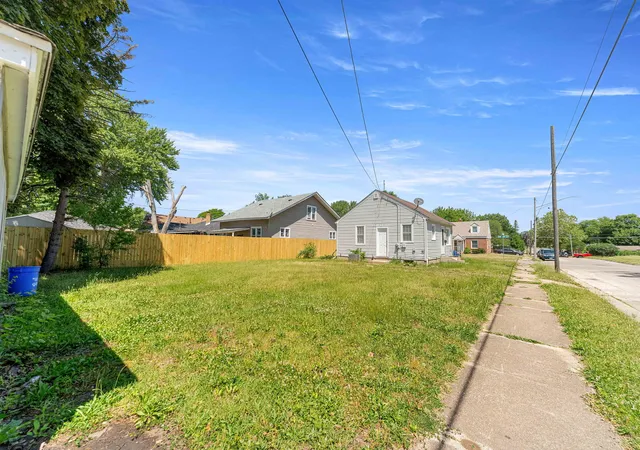 Photo 4 of Single family home for sale at 2120 Grenshaw St, Rockford, IL 61101 | MLS# 12657514 | Listing updated on 2026-09-21