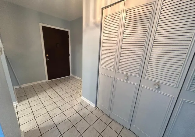 Listing Photo 5 - Condo for sale in building located at 8970 N Parkside Ave, Des Plaines, IL 60016 - Unit #416