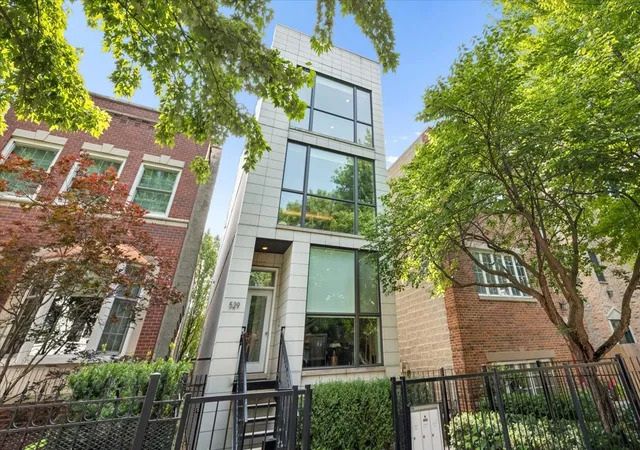 Homes for sale in Chicago, IL | 529 N Claremont Ave #3, Chicago, IL 60612 | MLS# 12657615