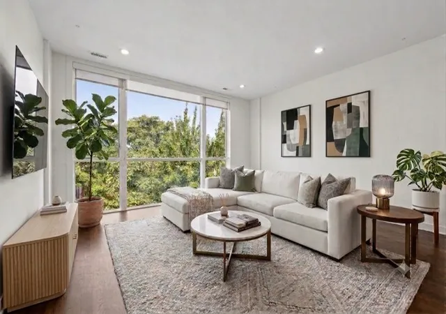 Homes for sale in Chicago, IL | 529 N Claremont Ave #3, Chicago, IL 60612 | MLS# 12657615