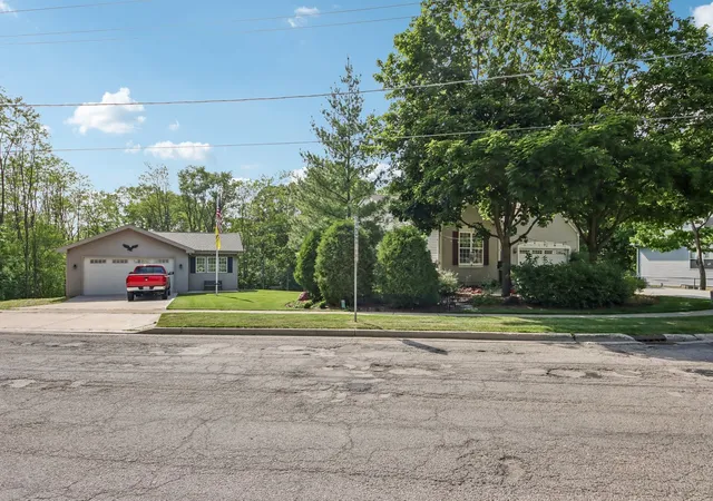 4th image of 150 Forest Ave, Fox Lake, IL 60020 | MLS# 12657809