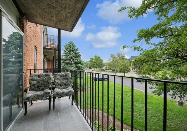 2nd image of 5101 Carriageway Dr, Rolling Meadows, IL 60008