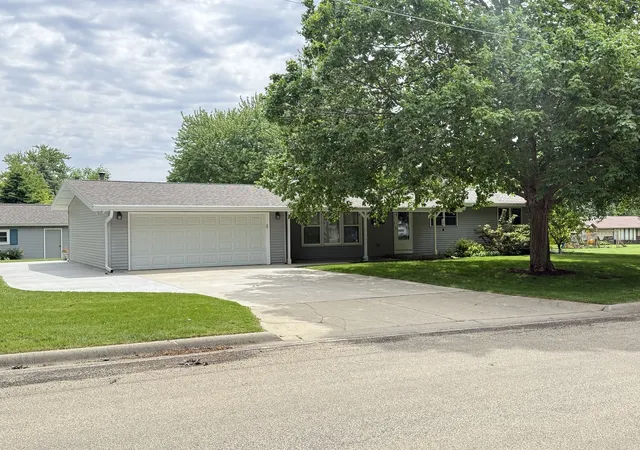 Homes for sale in Shannon, IL | 617 S Linn St, Shannon, IL 61078 | MLS# 12657978