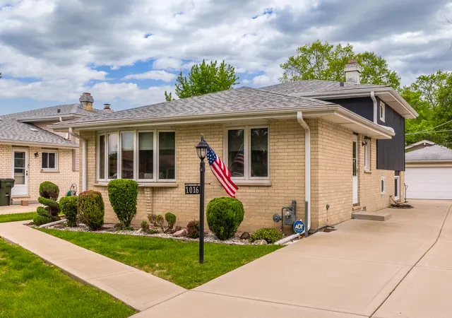 Homes for sale in Arlington Heights, IL | 1016 S Haddow Ave, Arlington Heights, IL 60005 | MLS# 12658278