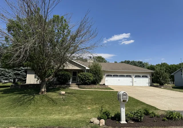Homes for sale in Rochelle, IL | 122 Windward Ln, Rochelle, IL 61068 | MLS# 12658448